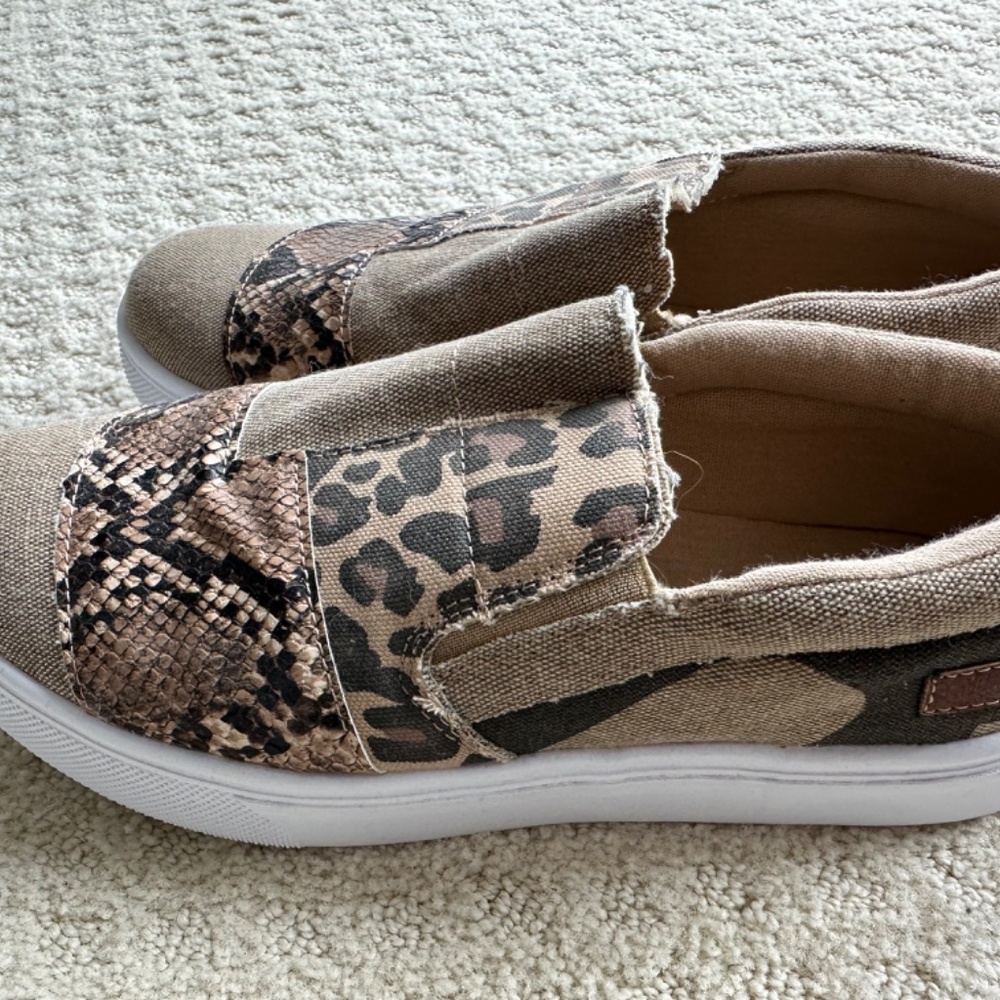 Beige brown comfy size 8 animal & snake print sneaker